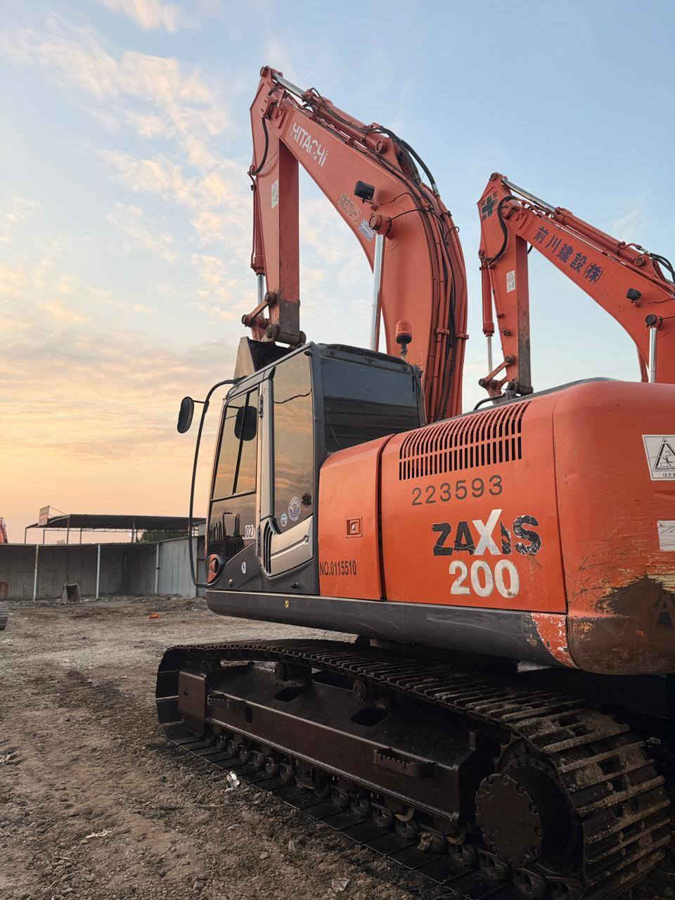 السلام عليكم
حفار هيتاشي للبيع بسعر مناسب كفالة كفالة عامه موديل 2014 منفيس حدادية وكشر ومكينه ومضخه وضع الشركه حفارة جديدة جدا  للاستفسار *********** // *********** 📞☎
