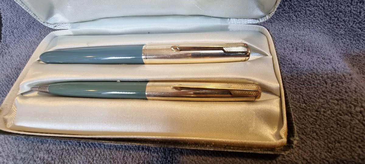 تحية طيبة  ،،،
#سيت_اقلام_باركر_51 PARKER  
             الصنع  : امريكي #اصلي  ، MADE IN USA  ، 
       #جديد غير مستخدم  ، إنتاج #قديم  ، بالعلبة #الأصلية  ، 
           حبر + رصاص  / تغليف #ذهب  ، GOLD Filled  ، 
                  سلاية مصنوعة من الذهب عيار  14K  ، 
                  لون #رمادي #لم_ولن_يتكرر نادر جدا  ، 
* السعر : 275$  ، 
* يوجد توصيل  . 

يوجد توصيل  .


**إذا كنت صاحب هذا الإعلان وتريد حذفه لأي سبب، رجاءا أرسل رسالة إلى الدعم الفني**