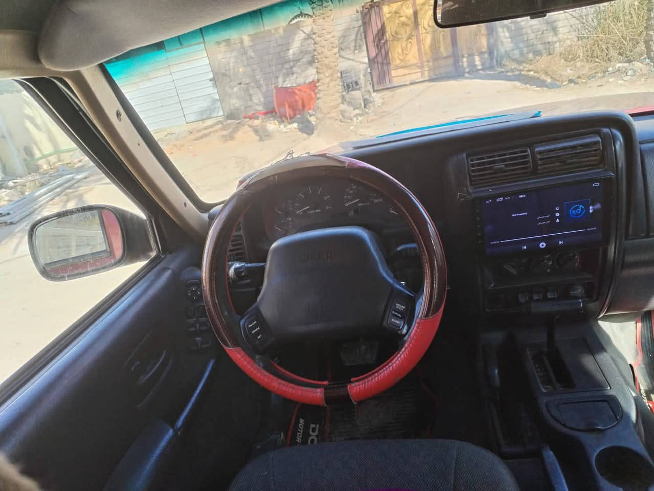 للبيع او مراوس جيب شيروكي موديل 2001 محرك وكير بلاد 6 فور ويل سياره جاهزه كلش نضيفه ومصبوغه عام جماليه رقم بصره تحويل مباشر  سعره 65 وبيه مجال مكان السياره ذي قار مركز المحافظه ***********
