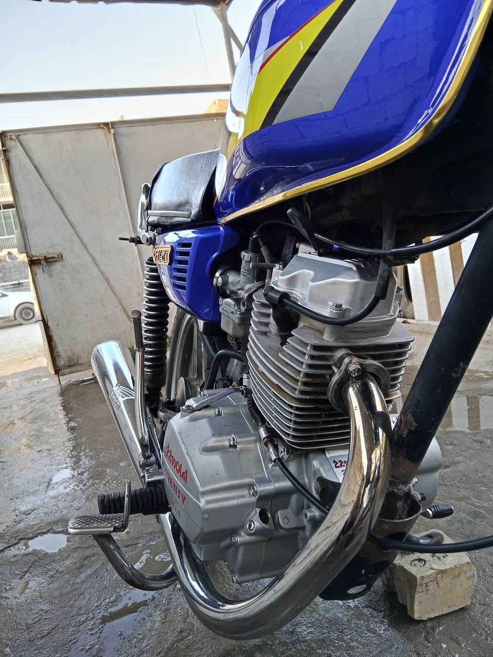 ب450 وبيه مجال 
السلام عليكم دراجة ايراني موديل 24 كير ومكينه خير من الله مبدل بيه فقط ولفات الباقي كله مكفول بيه نقوصات بسيطه مثل ما موضح بالصور كهربائيات يرادله باتري وتشتغل هنه والسلف وياله اصليه دبلات شغالات ستاند تعليك موجود هوه واليده مال هندر هم موجودات جوزه جديده مجرد نقوصات بسيطات دراجة نظيفة وشلعتها ومشيها حلو أوراق بيه منفيس سعر ب450 وبيه مجال حك الجيه عنواني شهداء البياع شراي اتصل على هاذ الرقم *********** وبيك خير وتدلل متواجد خاص
