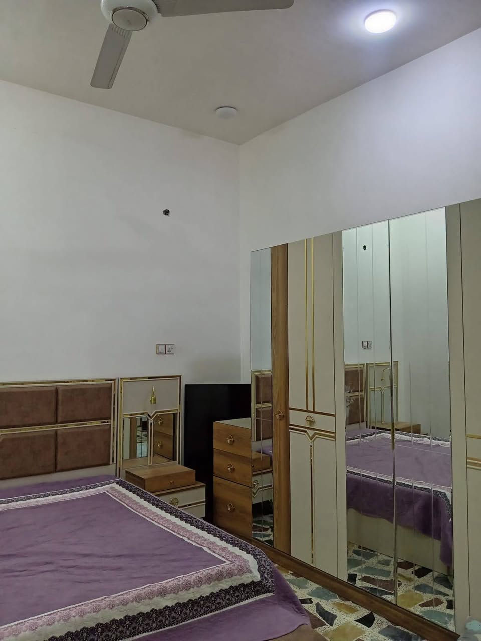 دار للبيع في حي الجوادين ركن المساحه ١٥٥ م طابو صرف تحويل ثاني يوم بناء حديث سنة ٢٠٢٣ كونكريت مسلح غرفتين نوم و صاله و استقبال و مطبخ و صحيات للاستفسار الاتصال على الرقم ***********
