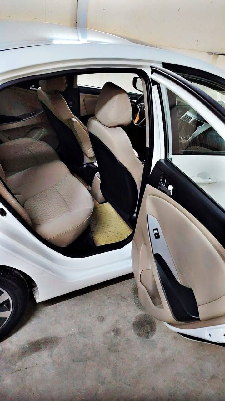 سلام عليكم هونداي اكسنت موديل 2016فول موصفات خليجي بسمي محرك1600دوش مكفول وكير مكفول بيه جملغات ثنين صبغ وباب بدله اصلي وكاله سياره جديده كلشي مناقصه الحمدلله مكاني كراده سعر115نهيته***********
