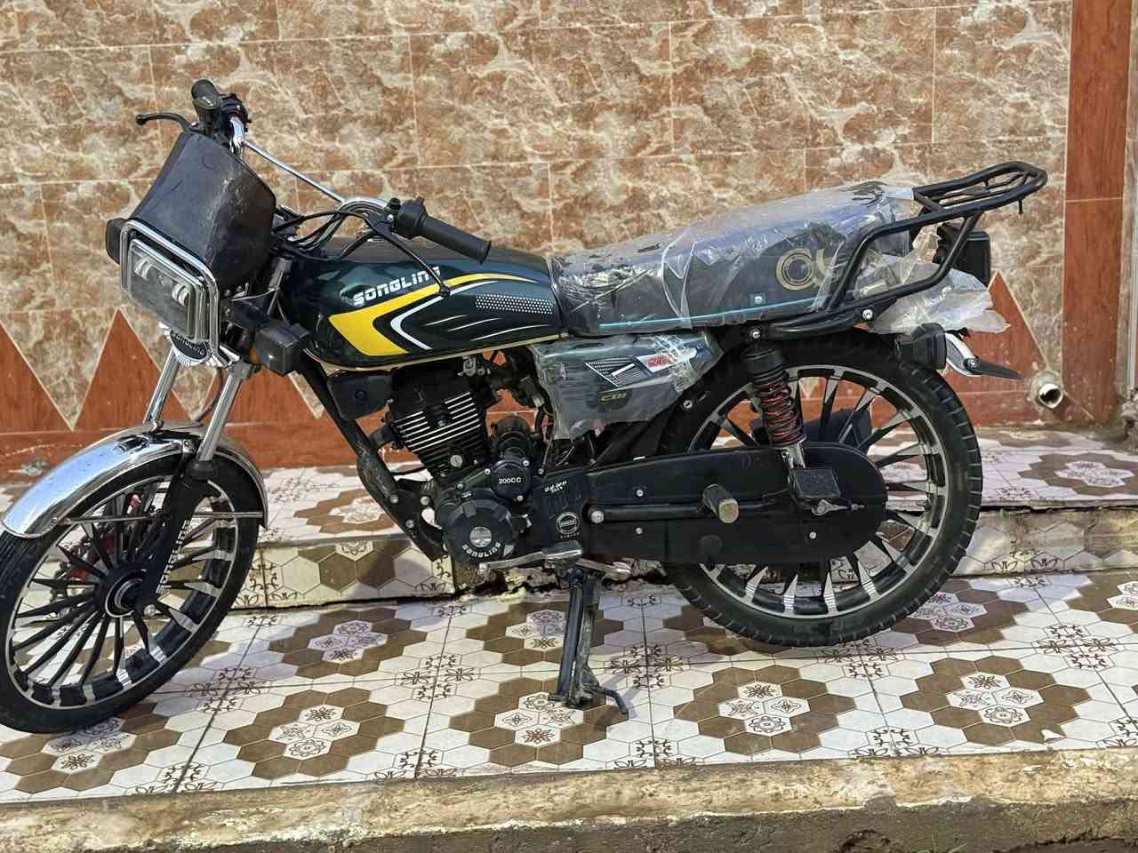 طبعاً سلام عليكم اعزازي
دراجه سيفان مديل 26مكفوله كفاله عامه 
ماعايزه شي بس عوزه خيال 🐎
محرك 200ماماشيه متر كيلو بعدهي ع سحك يعني زيرو مكاني الحمزه الشرقي السعر خاص او تتصل على الرقم او تجي وات ساب ***********واني خادم الكم 

اخوكم الوفي
