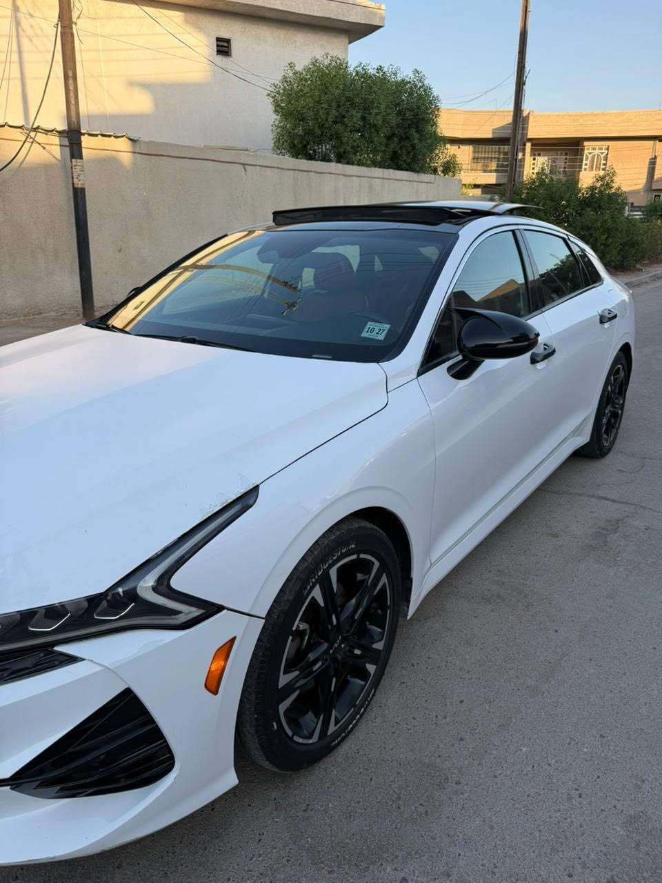 السلام عليكم
🔰 كيا كي فايف kia K5 2023

◻️ لون ابيض 

🟠 المواصفات 

🚀 محرك 1600 تيربو اقتصادي وقوي 

• تشغيل بصمه وتشغيل عن بعد 
• ⁠شحن لاسلكي للهاتف
• ⁠شاشه كبيره 
• ⁠رادار +رادار الخطوط 
• ⁠اوتو هولد
• ⁠مقاعد احمر  جلد كهرباء
• ⁠ستيرن حرف D
• ⁠انضمه قياده smart "normal"sport"custom
• ⁠مانع انزلاق +نظام Abs
• ⁠اوتو بارك 
• ⁠تحكم كامل من الاستيرن
• ⁠بانوراما 
• ⁠السياره فول مواصفات

💢 وارد امريكي بنيد مع نص باب معجون من امريكا خلفي عكس السايق بعدها ع حادثها 

السعر 185 وبيها مجال 

📍 مكان السيارة بغداد حي الجهاد 

☎️ رقم ***********
