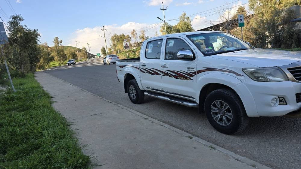 Toyota hilux 
مۆدیل ٢٠١٤ سەید نەهرۆی دەرەجە یەک کامێراو زینۆن سەیرەکە لە شەریکەوە سێ دەستە هەتا بڵێی بە پاکو خاوێنی ماوەتەوە ڕەقەمی تازیە سەنەوی تازە بەسەر چوە چوار تایەو ویلی لۆکی لەژێرە سەیارەکە بۆیاخی نیەو یەک پەڵە ساردی بچوکی هەیە لەسەر دەقی شەریکە ماوەتەوە مەکینەی نەکراوەتەوە و بەشەرت تاقم پیشیو تەقەو ڕەقەی بەشەرت..
بۆ زانیاری زیاتر پەیوەندی بکە. بەس تخوا ئەگەر مشتەری نی تیل مەکە بۆ سعری

ژ.م
***********
*********** الرطبة, الأنبار
