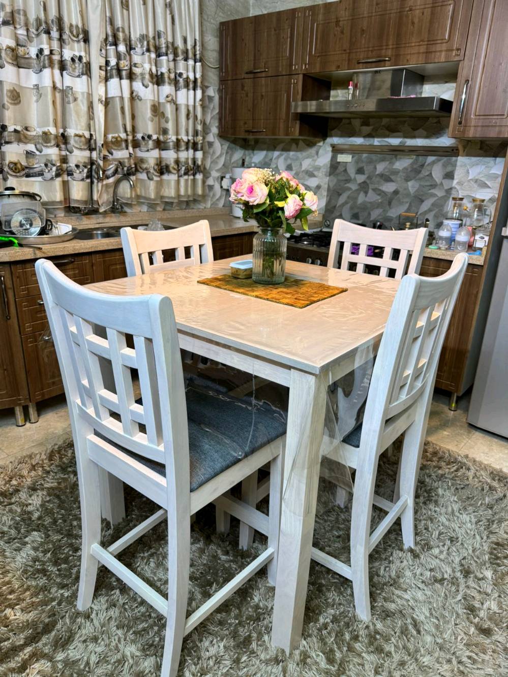 السلام عليكم عندي ميز طعام 
للبيع ما  مستخدم قليل جدا درجه النظافه 97% واللون ابيض واربع كراسي والسعر 300,000 الف حي الجامعة قرب جامع نجمه ***********و***********