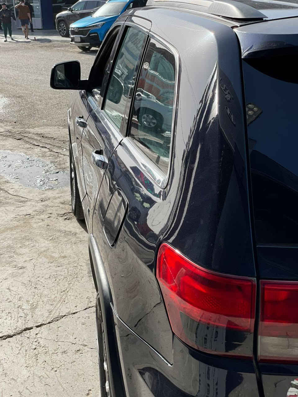 سلام عليكمJeep   LIMITED
*جيب اوفر لاند
*محرك السيارة: 5700/V8 🔥
*الكير : اوتوماتيك
*العداد :160 
*لون : ازرق سمائي 
*الموديل : 2011
*السياره وارد أمريكي
*لسياره مابيه نقص برغي ✅
*الحالة او نوع الضرر :بابتين الصدر 

*الـــــــمــــــوأصــفــات🔥
*4x4 
*كامراه خلفيه 
٫ بونوراما 
*تحكمات بل ستيرن
*وشاشه اعطال 
*لون الداخل السياره : اسود  و مطعم بصاج بل دشبول والبيبان
*تخم تاير جديد✅
*( ترهم مراوس)
*العنوان :بغداد البياع 
*للتواصل 👇
************
************
