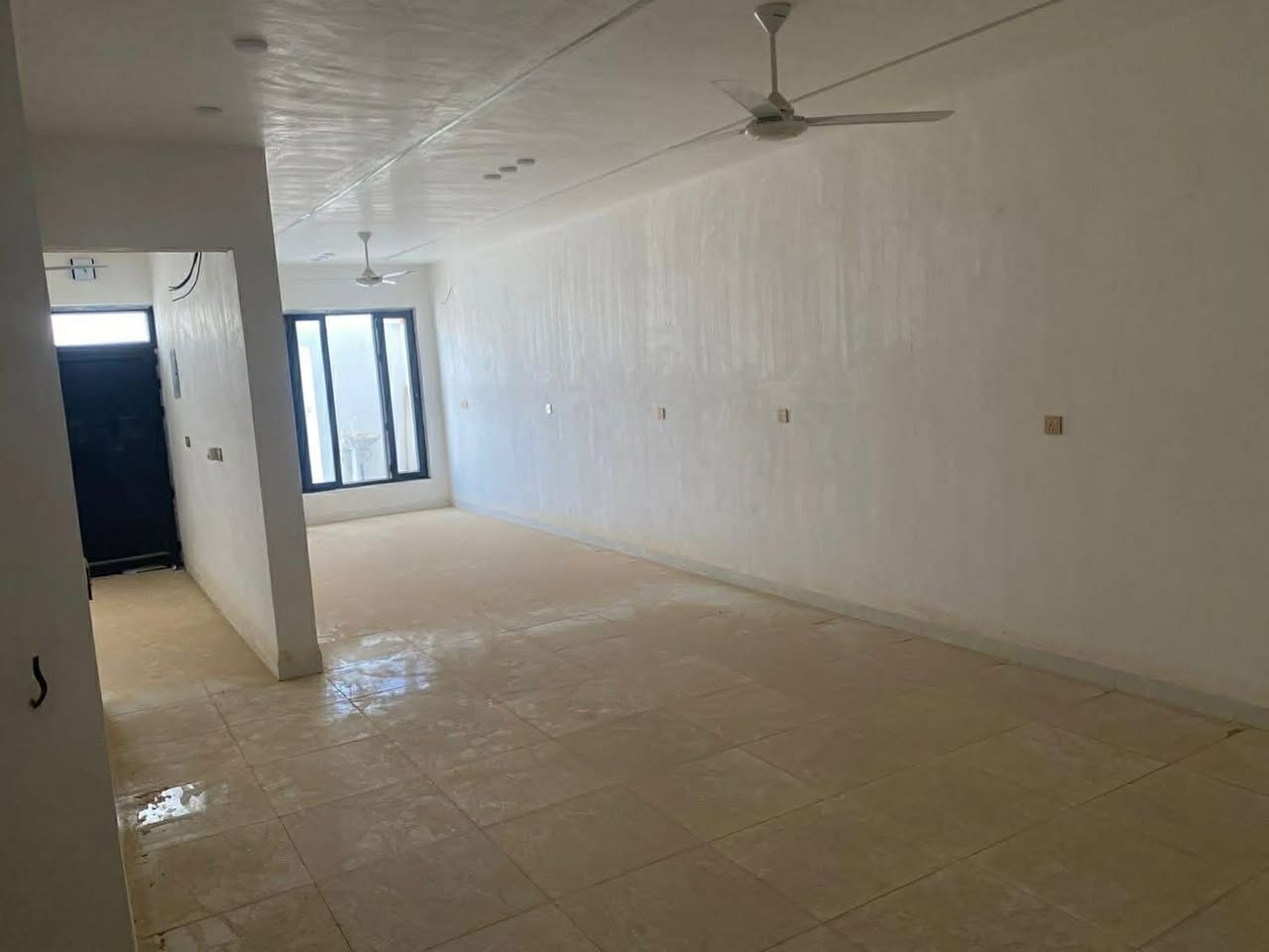 📍 العنوان: مجمع الشكرجي
🏠 بيت للبيع مساحة 120 متر — بناء حديث جديد  
📐 الواجهة 6 متر × النزال 20 متر  

🔹 تفاصيل البيت:  
▫️ مطبخ بارد + مطبخ حار معزول  
▫️ استقبال مفتوح على الهول والدرج  
▫️ مجمع صحيات  
▫️ غرفة نوم كبيرة بالطابق الأرضي  
▫️ الطابق الثاني يحتوي على غرفتي نوم كبار مع بيتونة  

💸 السعر: 68 مليون وبيه مجال قليل  

📞 للاستفسار: 0770506


**إذا كنت صاحب هذا الإعلان وتريد حذفه لأي سبب، رجاءا أرسل رسالة إلى الدعم الفني**