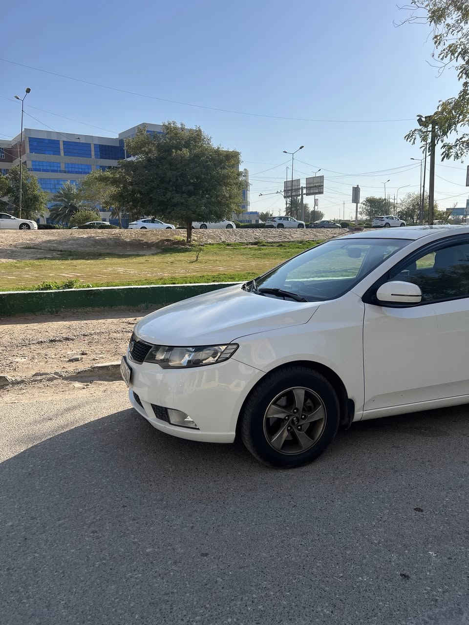 سلام عليكم سيراتو ابيض للبيع
موديل 2013 خليجي 
ماشيه ١٣٥
مواصفاتها 
بيه فتحه 
مكينه 1600 
السيارة باسمي
تحكم ستيرن 
تحكم مري 
كفالة عامه للكير والمكينة والكهربائيات
السيارة فقط تبديل باب خلفي والصندوك بي ضربة ومرجعه عل بارد
السعر 107وبيها مجال
***********
