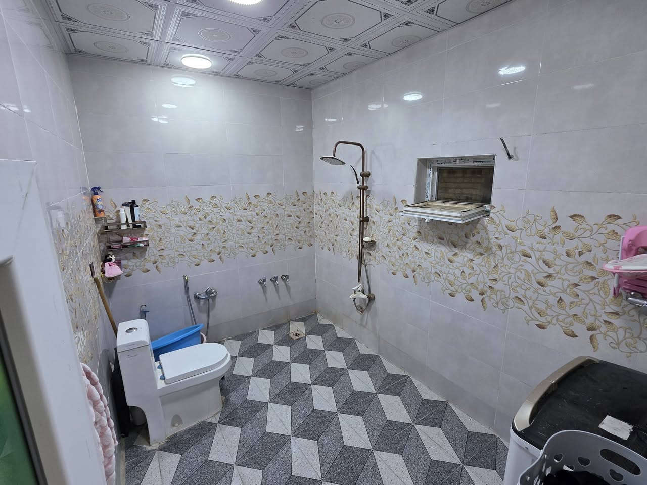 السلام عليكم
الدار للبيع طابو زراعي سند 25 مساحة البيت 1200 متر تحويل مباشر يحتوي البيت على غرفتين مساحه كل غرفه 5×5 
واستقبال 6×4........
وصاله 6×4........
ومطبخ 4×3.....
ومجمع صحيات داخلي وخارجي .............
البيت السقف صب كونكريت وبناء طابوق البيت كامل اي نقص مابيه .........
موقع الدار على شارع السياحي .......
متوفر كافة الخدمات ....
حديقه 300 متر 
الموقع . .. سياحي .. قريه المزيديه .....
للاستفسار ***********
