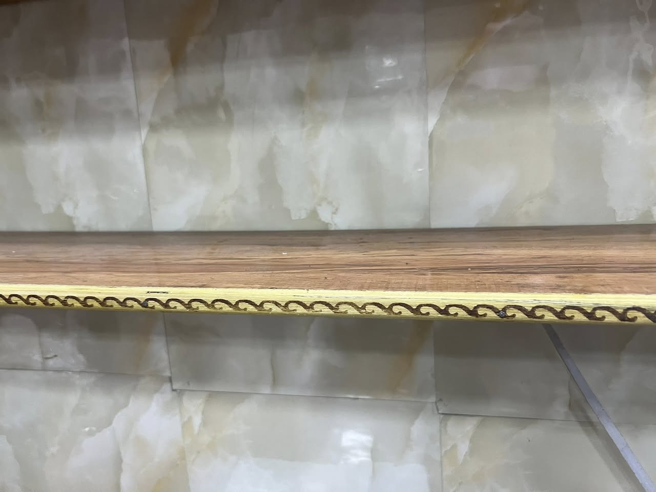 6 قطع رفوف مرتبات 3 قطع ع متر+3 قطع ع متر ونص المجموع 6 قطع العرض 20cm ***********
