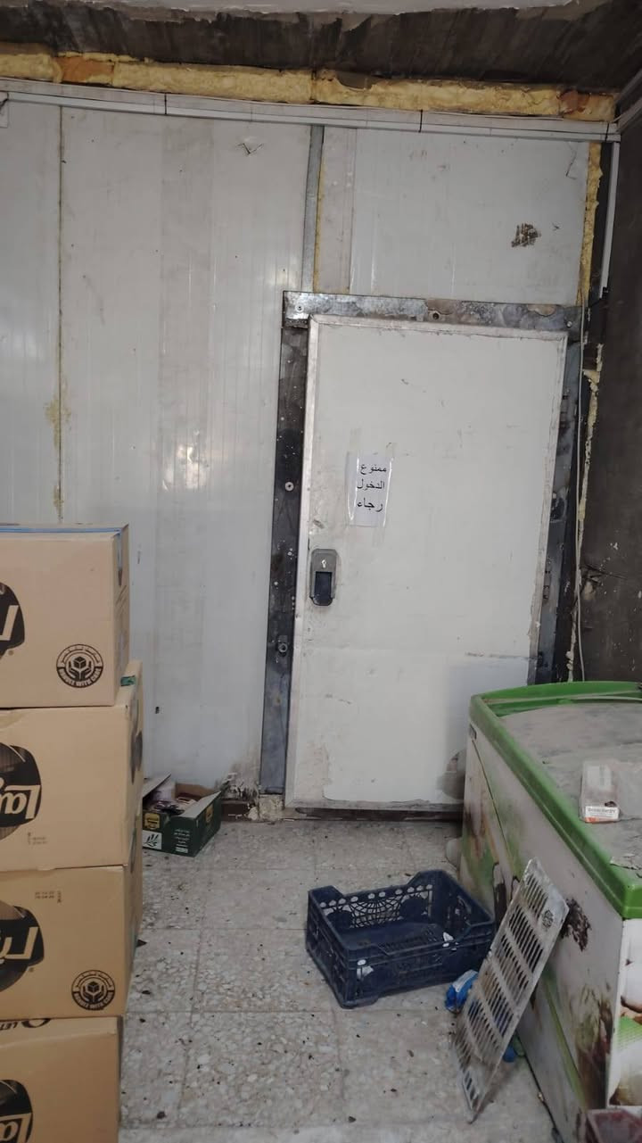 سلام عليكم ورحمة مكتب جمله للبيع السعر 14موقع العبيدي شهداء ثانيه
يحتوي عل براد 10طن 
عارظات عدد 12
سستم كامرات سستم كاشير وحاسبه وطابعه باركود وطابعه فواتير لمحل جاهز عوزه بس مسواك رقم الهاتف ***********
