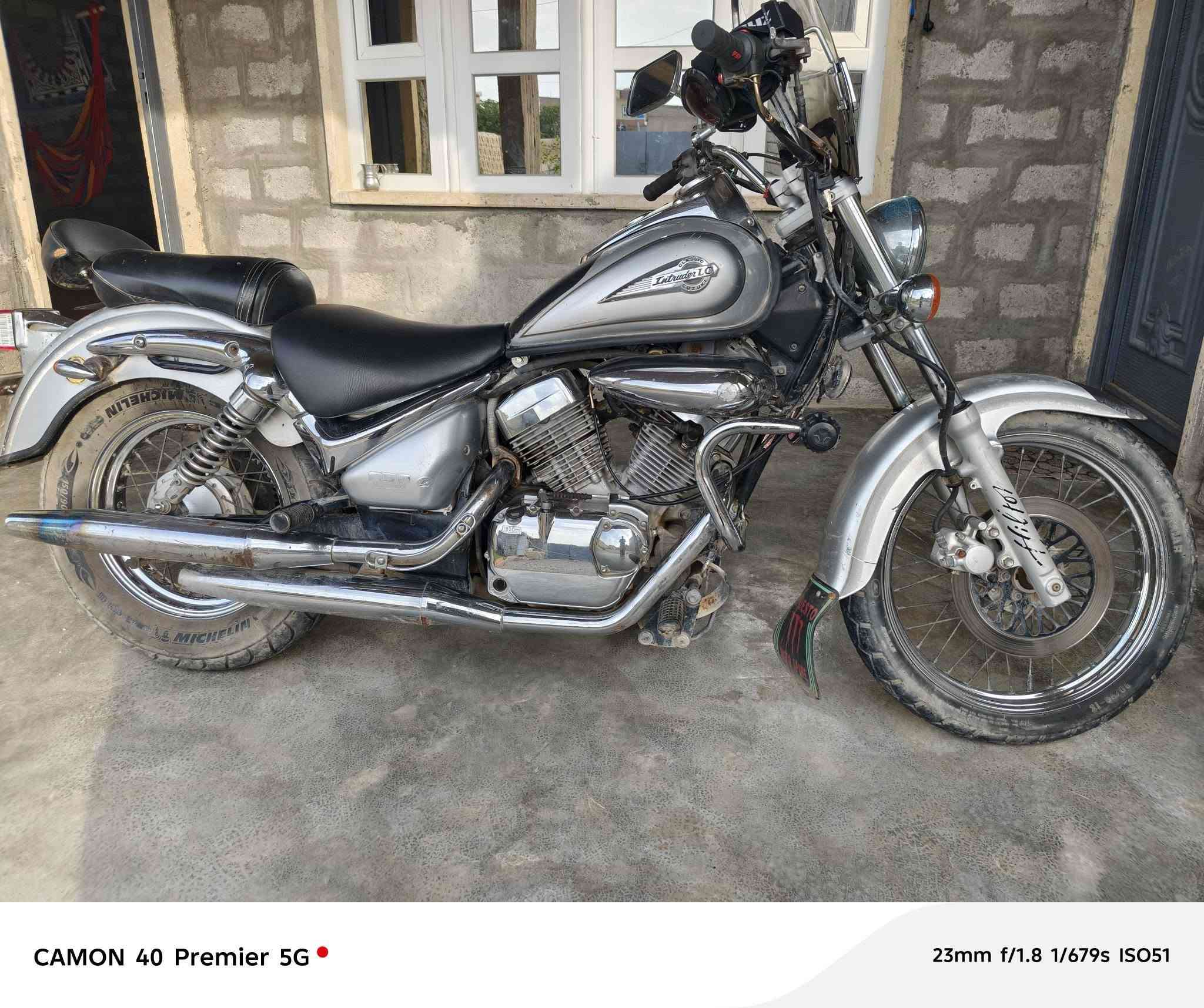 السلام عليكم . للبيع. او  مراوس بستوته تكون نظيفه 
دراجه هارلي ياباني انترودر. موديل 2004
حجم المحرك. 250cc.بستمين V ڤي.5گير
گير محرك شرط نظيف كهرباىيات كلها شغاله.
للاستفسار اتصل. ***********.واتساب
العنوان صلاح الدين قضاء الشرقاط.وشكرآ.؟
