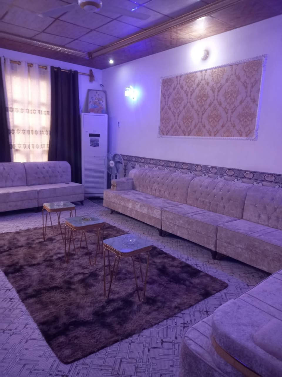 السلام عليكم 
دار للبيع ٢٠٠م قاطين دور الزراعة الثالثة بعد الركن ثاني قطعة بعد الركن من شارع الجامع اربع غرف نوم ٢طابق أرضي و ٢ طابق ثاني كراج زائد حديقة إستقبال ٤في٦ مطبخ٤ في ٥ صالة٤في٨ حمام غربي زائد ترك خلفي الطابق الثاني غرفتين نوم زائد حمام شرقي زائد صالة ٤في٨ تأسيس البيت بالكهرباء والماء والمجاري بمواد درجة أولى أرضية كرانيت سقوف ثانوية ازارة سيراميك السعر مناسب حتى إذا يبقى مبلغ حسب الاتفاق للستفسار ***********
