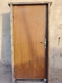 باب خشب • مستعمل • يحتاج صبغ