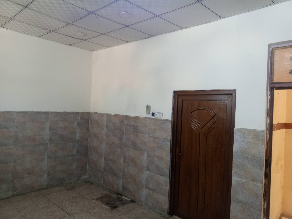 شقه للايجار في حي الجمعيه شارع الوائلي عله شارع العام مباشره قرب مستشفى الاماني بيها غرفه او صاله من ضمن صاله مطبخ نضيفه بناء جديد بيها نت مجاني وطني مجاني مي مجاني بيها كيزر ماء حار بارد بيها تانكي يعني جاهزه مجهزه بس تدفع خط مولده ماطور ماء بيها سعر الايجار ٢٥٠ قفل *********** النجف, العراق
