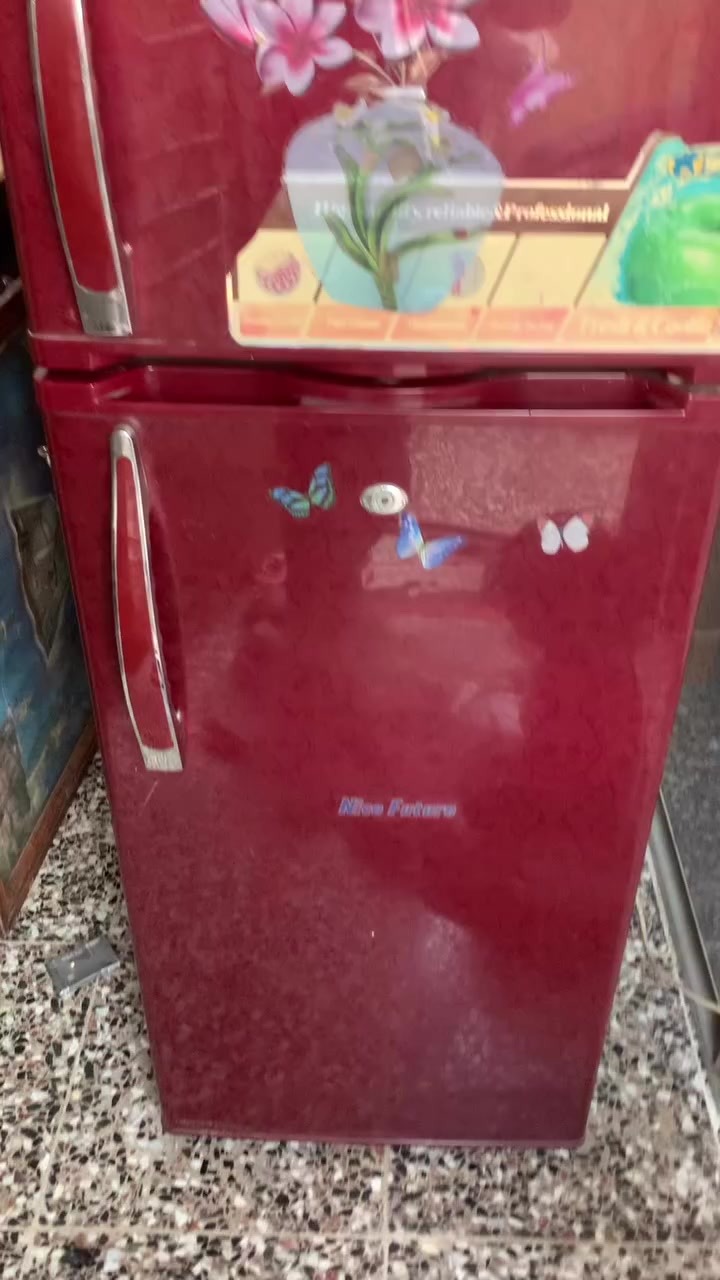 شباب ثلاجه نضيفه وتبريد مالها يخبل ثلج وكلشي موضح بل فيديو مكاني بغداد ال س ع ر ٨٠ مكاني بغداد مدينة الصدر ***********
