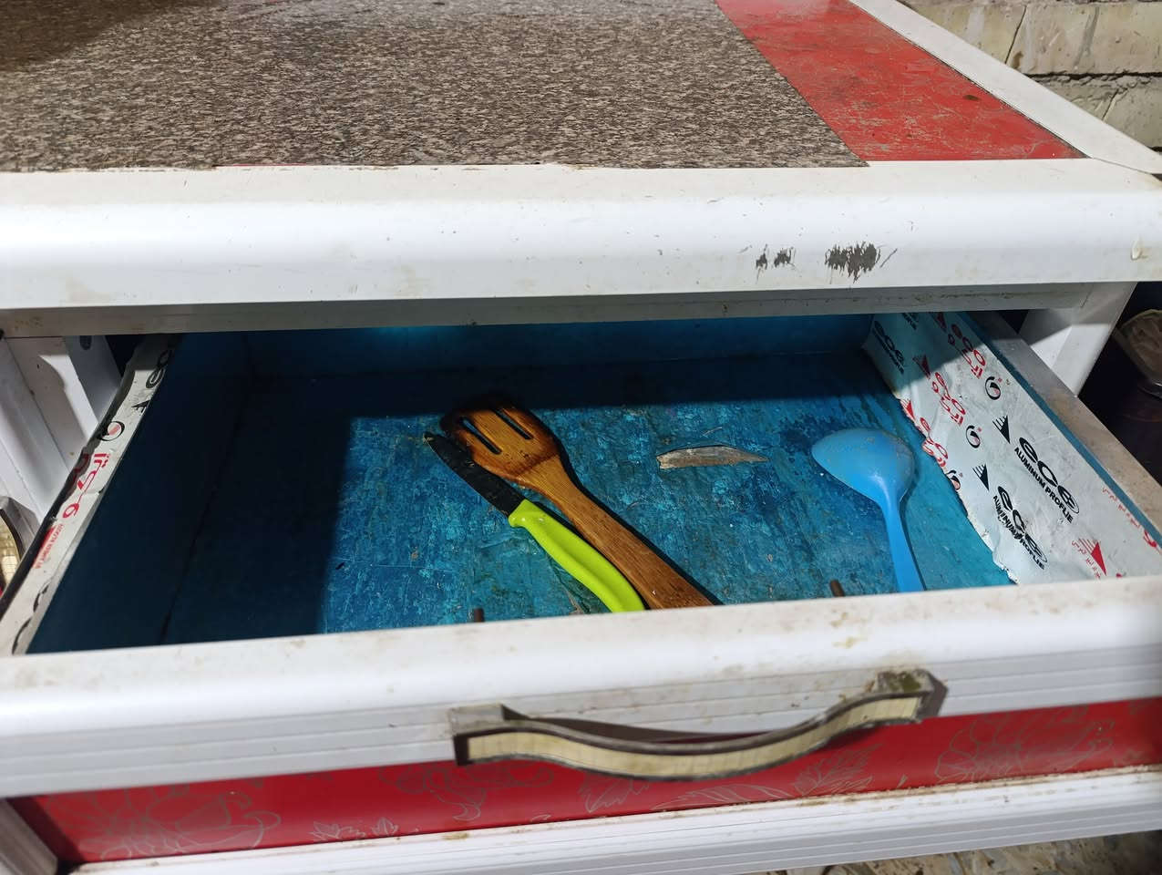 السلام عليكم
 كاونتر للبيع 
جديد ونظيف مابي كسر قياسه متر و٣٠ مستخدم قليل 
السعر ٧٠ وبي مجال 
مكاني الشعلة 
اللي يريده يتواصل وياي او الإتصال على الرقم :  ***********
