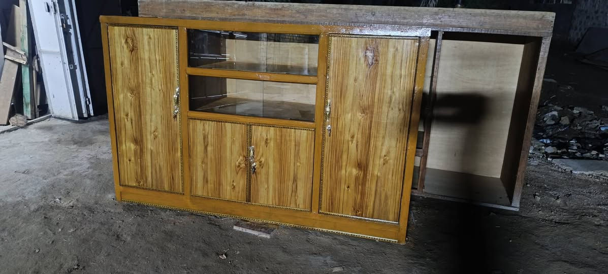 بوفيه تسكام نضيفه الطول مترين المكان الشاميه السعر ب 160 وهذا رقمي ***********
