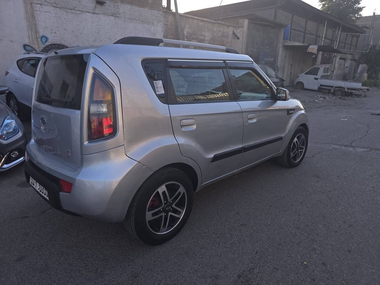 السلام عليكم صول موديل ٢٠١٠ وارد امريكي رقم بغداد حادثها بنيد بدون دواخل السيارة بيهة مكانات صبغ وبيهة بارد شوية بقبغ الجنطة  السيارة فول مواصفات تحكم ستيرن سماعات لد سلايد مكينة ٢٠٠٠ دوش المرغوب سستم صوت ورايدهة ٧٩ وبيهة مجال وموجودة بغداد الجديدة ورقمي ***********
