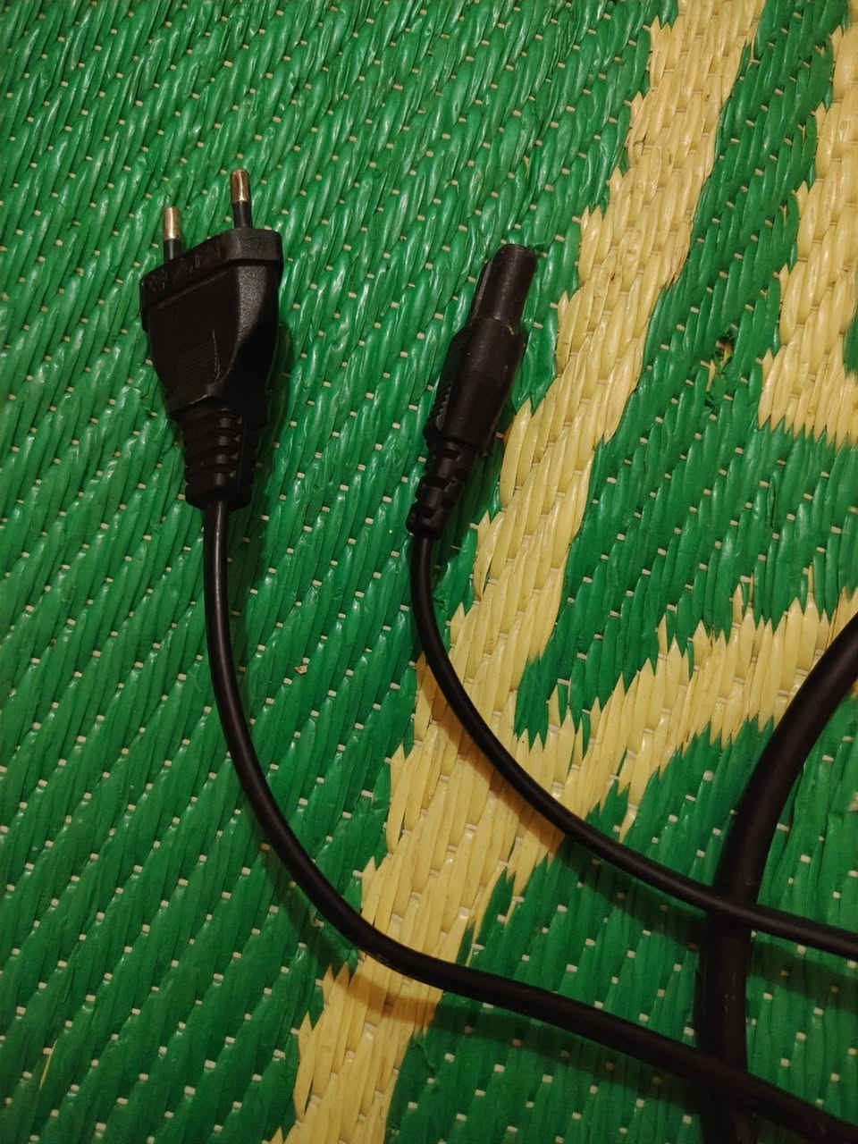 السلام عليكم بلاي 4 مستخدم الجهاز مصلح القاعده مال الغرس نظيف وياي يدتين وياه جي تي اي*********** واتساب سعره 220
