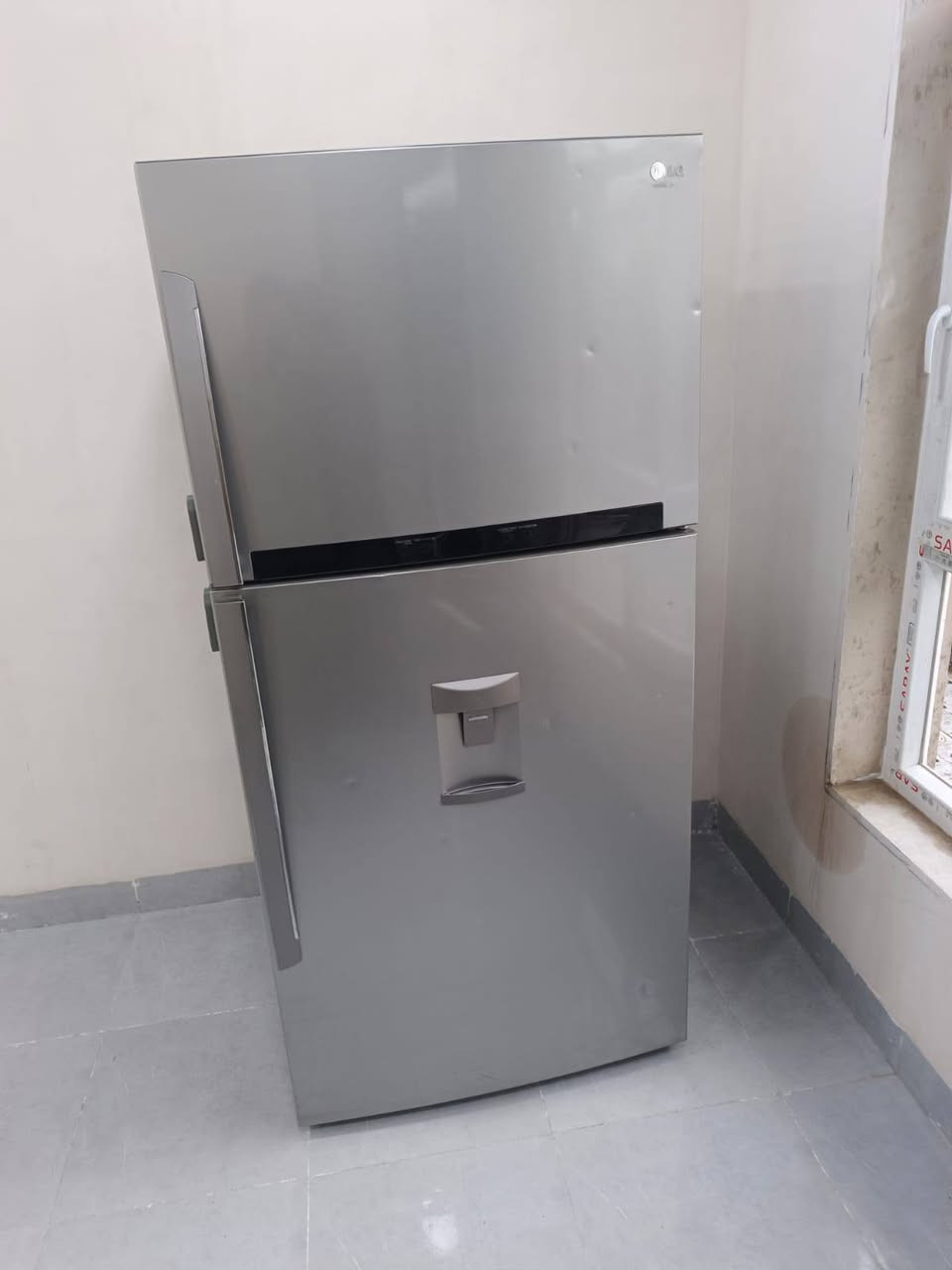 ثلاجه للبيع شركة LGكلش نظيفه شرط  ماواصله مصلح بخاخ السعر ٣٠٠الف الاتصال***********
