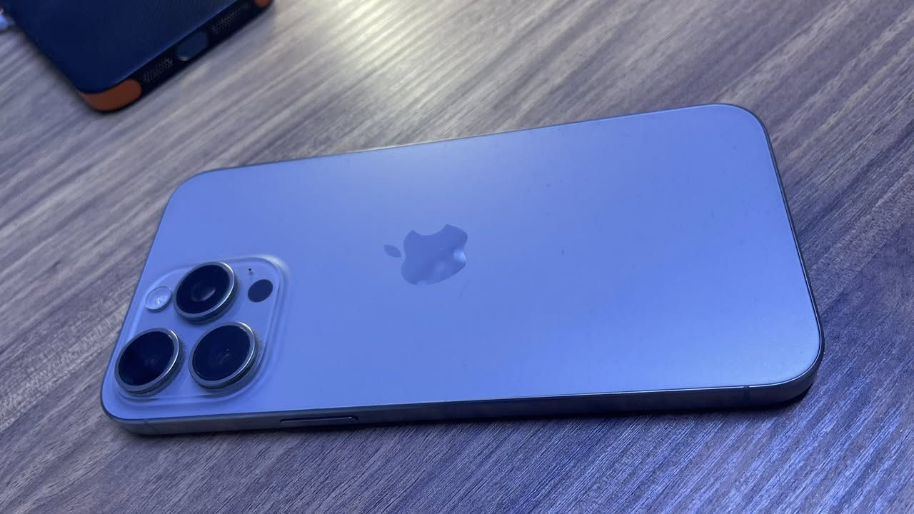 ايفون 15 برو ماكس شرق اوسط اصلي استخدام بيت نضيف جدااً ومكفول من كلشي  ذاكره 256 ملحقاته كامله  حتى كيبل ما فاتحه بعده ولزكه وكفر وياه مكاني البصره الجزائر السعر مليون و 140 /// رقمي : ***********
الجهاز تاخذه تترحملي عليه لان اول مانزل خذينا جديد استخدام بيت
