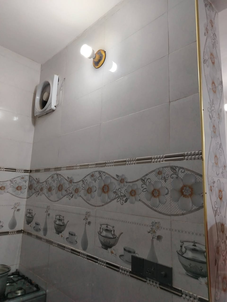 100متر للبيع حي نداء طابق ونص علئ ساحه قريب على شارع مجمع بيتي سند بسمي منطقة 52اي  ستفسار خاص او تصل ***********
