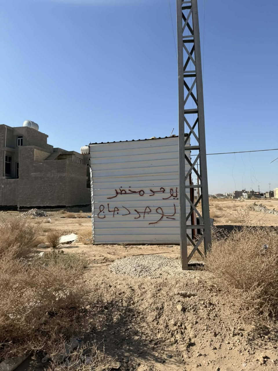 السلام عليكم.
كرفان  للبيع الطول 6 متر والعرض 3 متر  والارتفاع 3متر 
بوري شخاطه وجينكو الوجه بي ار سي وباب مرتب .
*********** 
المكان الفلوجه .حي الشهداء.
