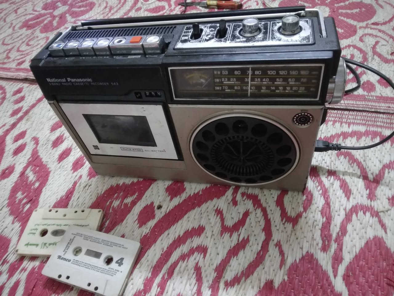 مرحبا حبايب راديو مسجل ناشونال بي عطل صوته ضعيف للبيع الي يريده يراسني ياخذه قطع قيار يصلحه ***********
