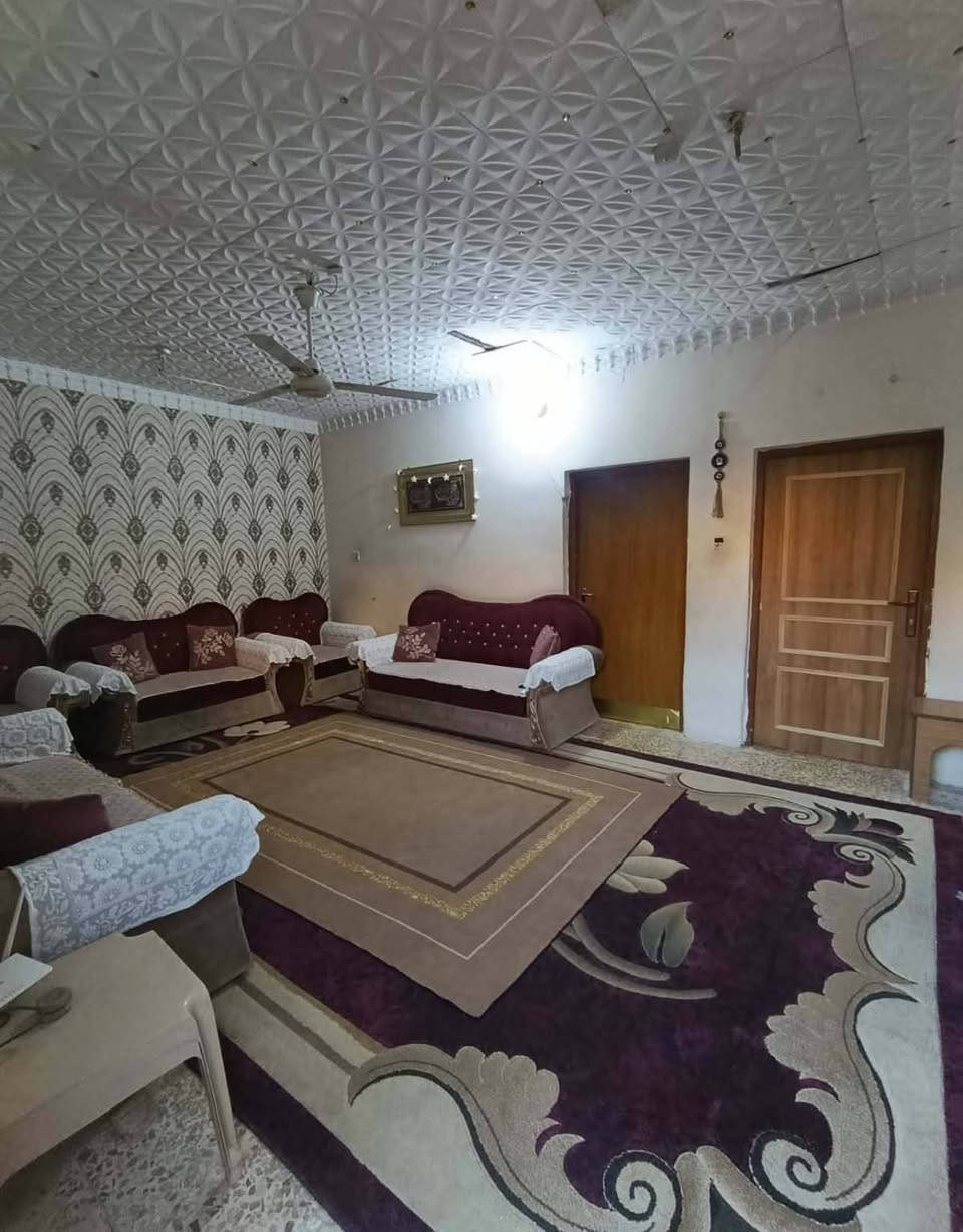 السلام عليكم بيت للبيع مساحه 150 م
طابو زراعي سند 25 العنوان حله حي الجزائر خلف مستشفى الحياة الاهليه 

البيت قريب على الشارع موقع ممتاز البناء بلوك وعكاده السعر 90 مليون

يتكون من غرفتين نوم وهول ومطبخ ومجمع صحيات داخليه وصحيات خارجيه 

للاستفسار المراسله أو الاتصال ***********
