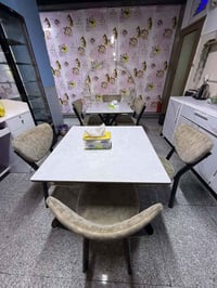 ميز طعام • خشب أصلي • نظيف حيل