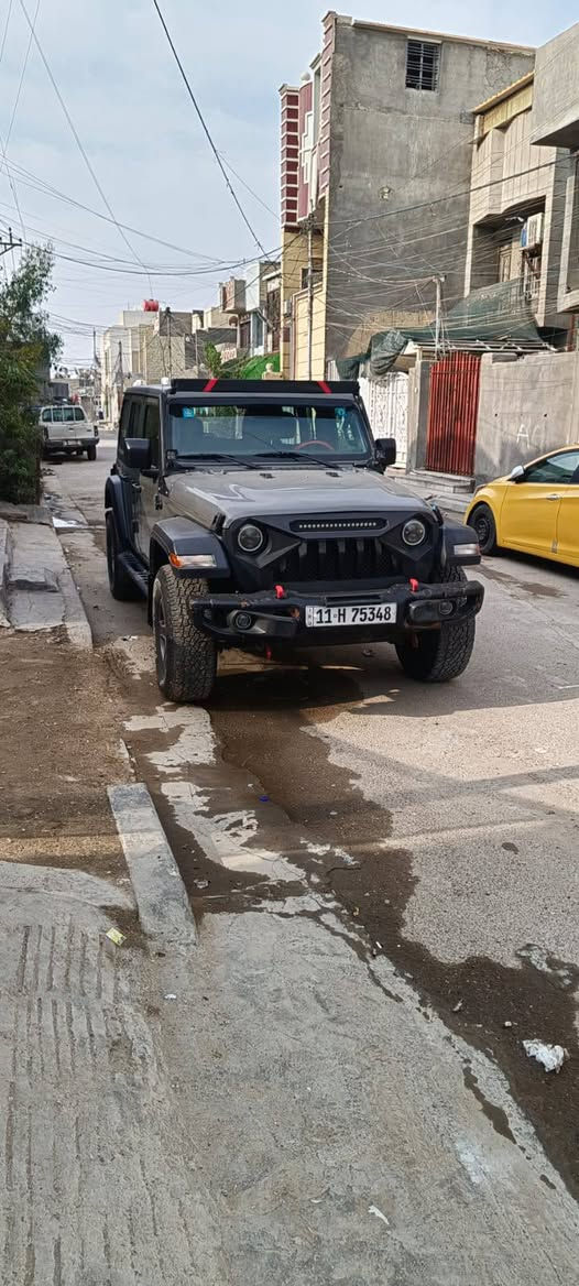 جيب رانجلر 2018 للبيع
المحرك: 4 سلندر تيربو.
40 ألف كيلو.
اللون: اسمنتي.
المواصفات: وجه هجومي، ليد ضوئي، شاشة، داخلية نظيفة.
الحالة: وارد أمريكي (حادث بسيط جداً)، السيارة جاهزة وما محتاجة أي صرف.
السعر:  210
ملاحظة: للبيع أو مراوس، تحويل ثاني يوم باسمي.
 المكان: بغداد البياع 
 للاتصال: ***********
