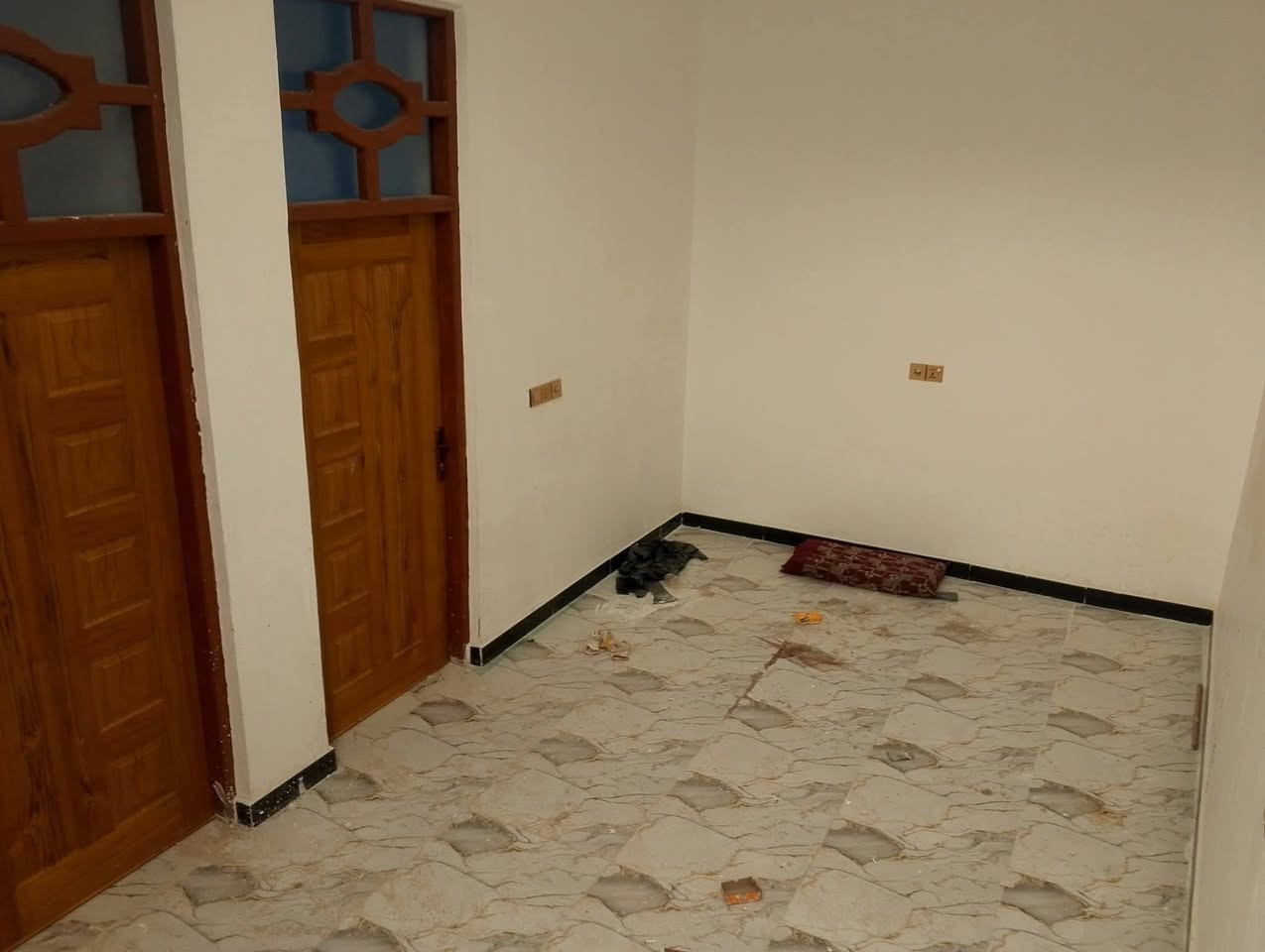 دار للبيع مساحته 150متر 🟦 بناء حديث غير انت 🟥 يحتوي على غرفتين نوم وهول ومطبخ واستقبال وصحيات داخلية وخارجية وگراچ 🟦
⬅️مبني من الطابوق 🔳
⬅️السقف صب كونكريت 🟥
⬅️الارضية والجدران سيراميك 🟦
⬅️نوع العقار طابو زراعي مرقم 🔲
♦️♦️بناء حديث غير مسكون ♦️♦️
السعر//55 مليون قابل للتفاوض ⏺️
العنوان//كوت --حي الحكيم الاولى-- شارع گاله 🔲
للاستفسار الاتصال على الارقام التاليه⬇️⬇️ 
📳📳*********** 📳📳
📳📳*********** 📳📳
📳📳*********** 📳📳
مكتب دلالية اهل الديرة للعقار 🏨🏨
