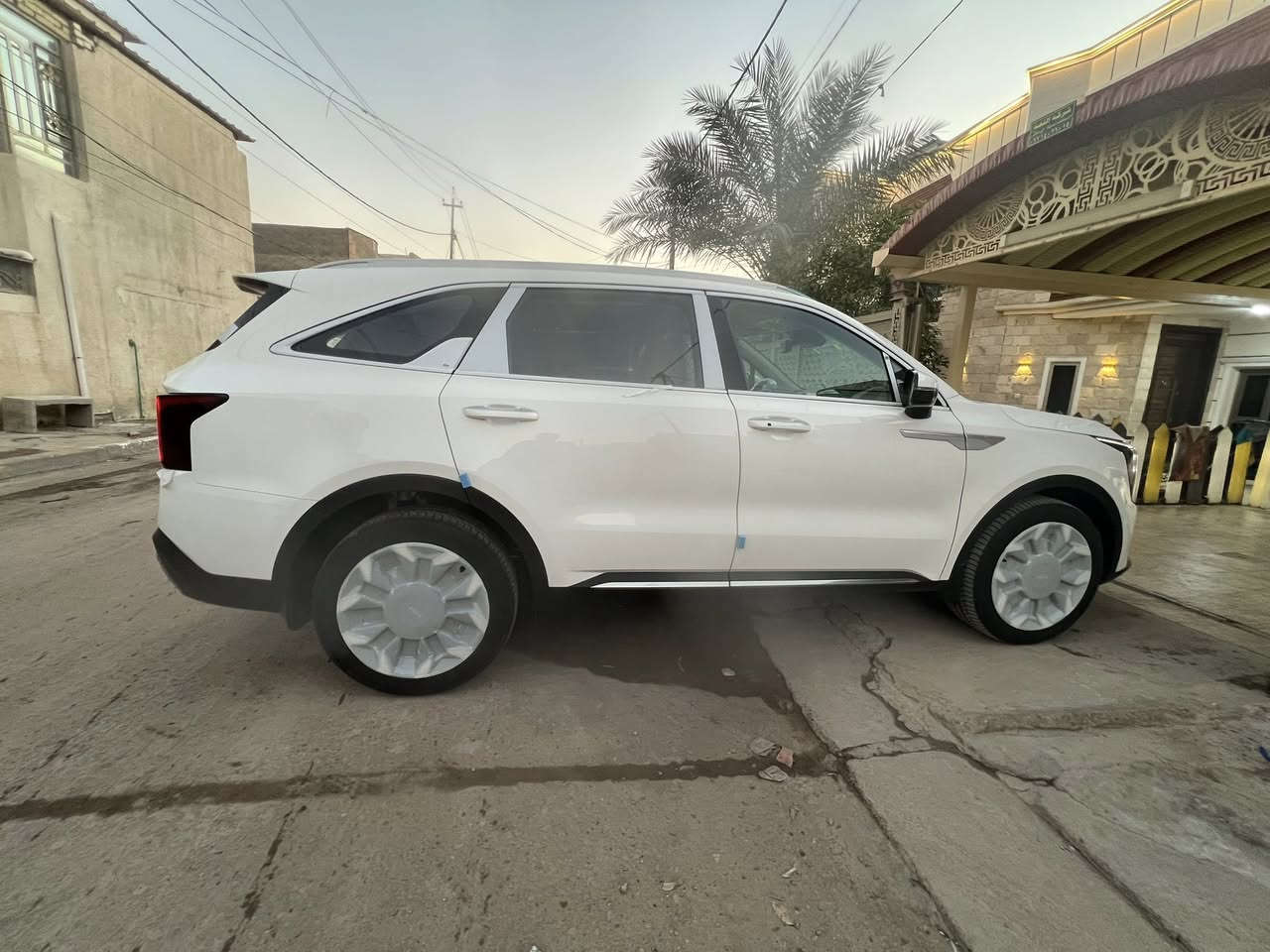 سلام عليكم شباب عندي سورنتو موديل 2026زيرووو سيارة رقم بغداد بسمي
موصفات سيارة 
1.بنوراما 
2.داتاشو 
3.دبل كامرة 
4كشنات كهرباء 
5.صندوق كهرباء 
6انارة محيطيه 
7بردات خلفية 
8.ويل قياس 20
اخوان سيارة زيروووو  
السعر 365
اتصال على الرقم ***********
