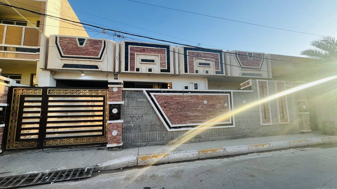 سلام عليكم
بيت للبيع في حي الاجولان 
مساحت البيت 300م
بسمي 
يحتو البيت علئ اربعه غرف نوم 
سعر البيت /230
وايضنً. صاله فوق  
للاستفسار والتواصل 
الاتصال /
اسياسل/***********
كورك/***********
