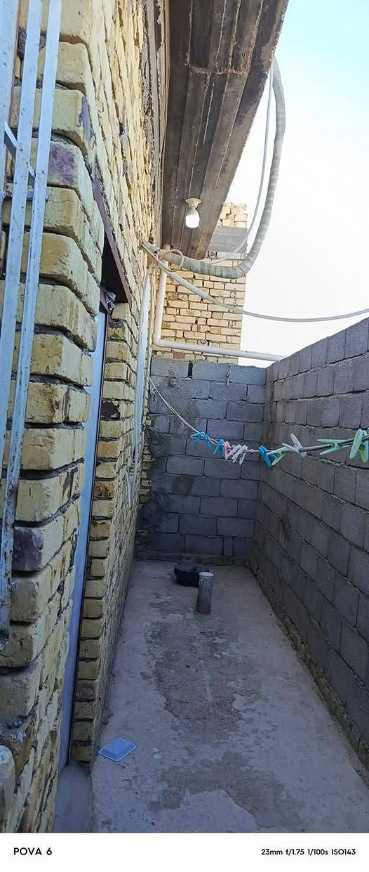 السلام عليكم بيت الكوت الجديدة شارع القوس قرب مكتب دلالة  لبهادلي  مساحة 190م لاساس رفته وبناء طابوك غرفتين وصاله ومطبخ وستقبال وكراج وحديقه السعر 37 وبي مجال
***********
