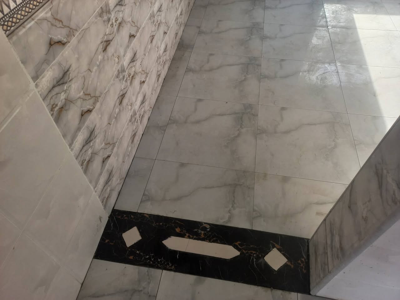 السلام عليكم يوجد كادر سراميك متفرق حالين تصل ودالل***********
