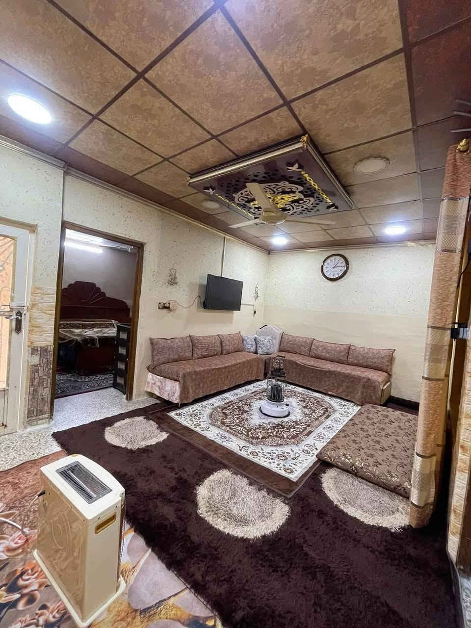 دار للبيع حي صدام مربع الذهبي قريب عن جامع الشاكرين
مساحه 100 متر واجه 10 عمق 10 ركن مربع 

يتكون من طابق واحد 
من غرفتين نوم وهول ومطبخ وصحيات وكراج سياره 

كاشيء سيراميك سقوف ثانويه ديكور مرتب

++تبليط جديد للمنطقه كامل 

سند طابو ملك صرف شرط التحويل 

اللاستفسار 
***********
‏‪***********‬‏
