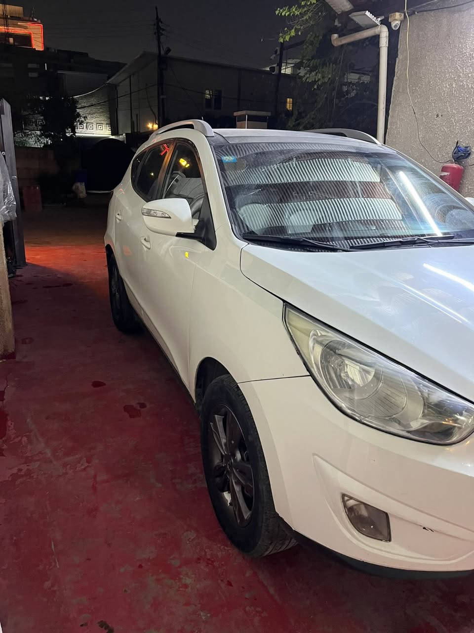 السلام عليكم للبيع توسان 2011 وارد خليجي مصبوغة عام للجماليه بيهة ضربه بل جاملغ الخلفي معمر والصندوك واضح وبيهة صوت بل مكينه صدرهة جديد بيها زنون وشاشه بنوراما فول مواصفات سنويه جديده للـ29 …. السعر 105 ورقةرقم التلفون*********** عنوان السيارة بغداد البلديات او الكراده
