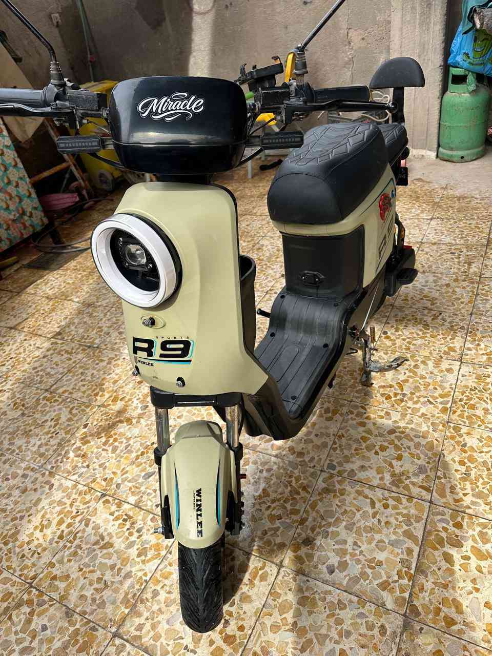 دراجه شحن R9 موديل 2026
لون بيجي 
5 بطاريه حجم  32 الكبير 
٦٥كيلو تمشيك شحن 
مكفوله كفاله عامه وكلها شغاله كهربائيات 
السعر  550الف 
وبيها مجال بسيط 
العنوان البصره كرمه علي .العلي 
للتواصل والاستفسار 
***********
