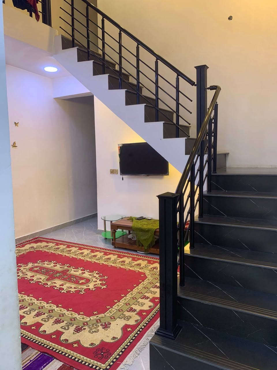 بيت مساحه 100متر قرار 117  متكون من 4غرف نوم عل شارع 10متر متوفر جميع الخدمات العنوان بغداد المدائن الجعاره مقابيل جامع سيد علي الاستفسار ***********
