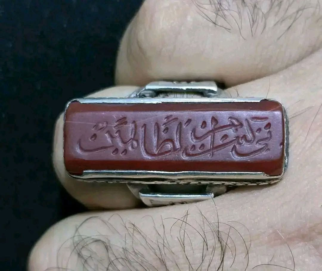 عقيق يماني احمر قديم 
قطعه في منتهى الجمال والروعة 
صياغة يدوية ثفيلة 
مقاس الحجر ٤ سنتيم 
مقاس الخاتم ٢٠ ١٢ 
للاستفسار والحجز خاص


**إذا كنت صاحب هذا الإعلان وتريد حذفه لأي سبب، رجاءا أرسل رسالة إلى الدعم الفني**