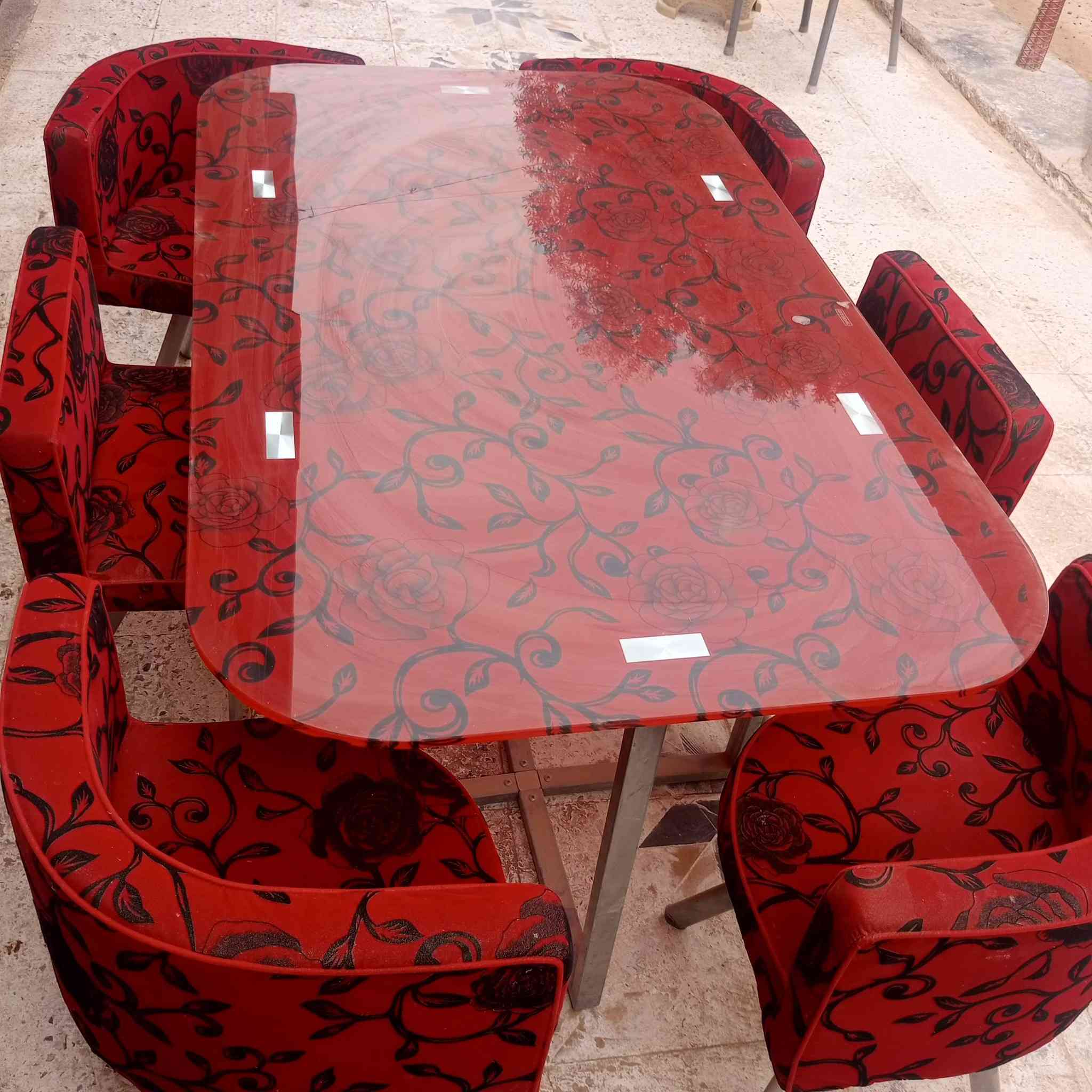 ميز طعام جديد استخدام اسبوع واحد فقط ... للتواصل ***********
