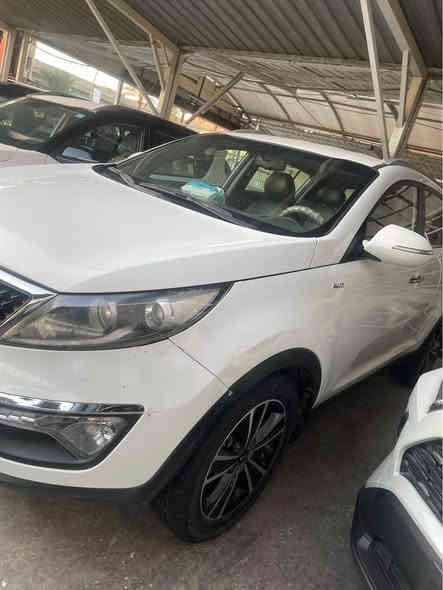 السلام عليكم 

كيا سبورتج 2017 خليجي اللون ابيض وكاله الدوليه العراقيه 

الرقم بغداد الدولي الجديد

بيها بنيد مبدل اصلي وكاله وبارد خفيف بالجنطه 

السياره جاهزه من كلشي 

قماره حديد

فور ويل درايف 

مكينه 2400 دوش 

ويل كروم حجم 18 انج

تبريد خلفي 

مري شفط 

بدات نيكل 

كامره خلفيه 

حساس خلفي

تحكم استيرن 

السياره جديده جدا ورايدها 155$ 

والاتصال ‭0772 769 1007‬

بغداد / الوزيريه بغداد
