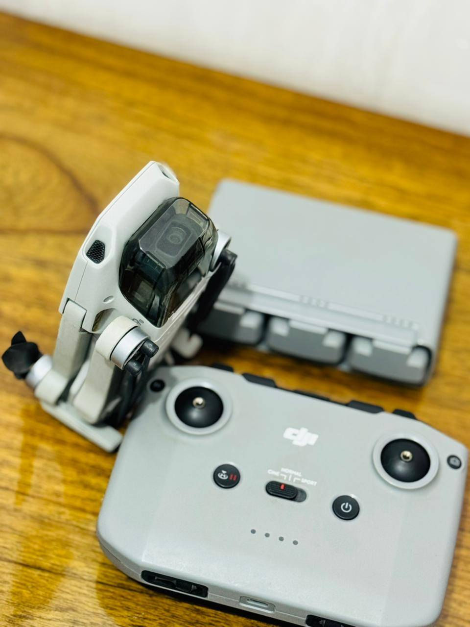 السلام عليكم.
 مني 2  djl 
كامله ملحقاتهه وياهه
 3 بطاريات وريش وكيبلات
تصوير HD
طياره غنيه ع التعريف
 للإستفسار ***********
