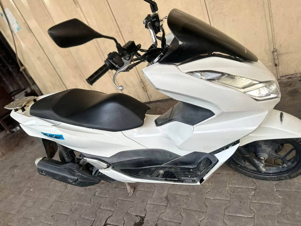 سلام عليكم pcx جيل الرابع وراد كوري
دراجه نضيفه ومكفوله كفالة عامة مكينه برغي ما مفتوح جيب فيتر وفحص 

فقط كم ملاحظه بكفرات  .

السعر 13 ورقه بيها مجال للشراي 

مكاني بغداد  

***********
