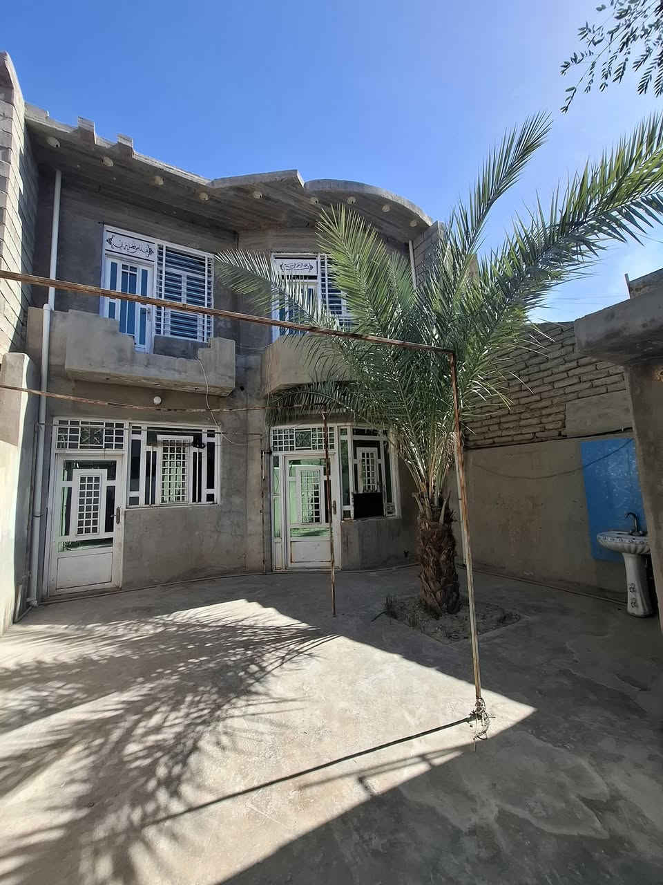 بيت للبيع في حي المثنى مقابل حي الخضراء قرب جامع الوهاب المساحه ١٧٥م.٤غرف نوم واستقبال وصاله وصحيات خارجية وداخليه ومطبخ حار وبارد وكراج سيارة وحديقة صغيره بيها نخله حماله تمرللاستفسار *********** واتساب موجود...ملاحظه:البيت بأسمي سند ٢٥ البيع بدون مكتب عقار.
