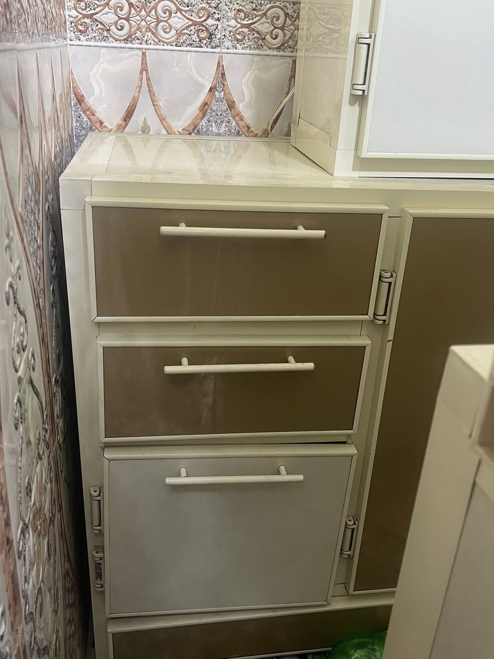 سلام عليكم
كاونتر من دون سنك للبيع 
نضيف 
***********
