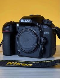 لبيع كامره نيكون 7500 نيكون D7500 الكاميرا نظيفه بنسبة 90%  عدسة 18-14...